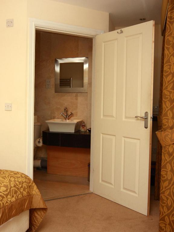 Churchills Inn & Rooms باونيس أون وينديرمير المظهر الخارجي الصورة
